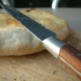 Brot vom Grill Selbstgemachtes Brot vom Grill ist eine gute Alternative zu Folienkartoffeln. Der Teig kann schon einige Zeit vorher zubereitet werden ...