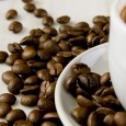 Sofern ein gesunder Lebensstil geführt wird, spricht nichts gegen die tägliche Aufnahme von bis zu 300 mg Koffein ...