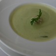 Cremige Zucchinisuppe mit Curry Als besonderes Highlight können Sie die Suppe in einer ausgehöhlten runden Zucchini servieren!