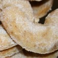 Aus dem Teig ca. fingerdicke Rollen formen. Davon kleine Stückchen abschneiden und daraus Kipferl formen ...