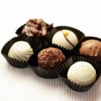 Die Creme in die Öffnung der Hohlkörper spritzen. Die gefüllten Pralinen ca. 2 Stunden kaltstellen bis die Füllung fest ist. Danach können die Hohlkörper mit geschmolzener Schokolade verschlossen werden ...