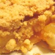 Apple Crumble noch heiß mit Vanillesauce oder einer Kugel Vanilleeis servieren ...