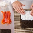 Sushi selber machen: die wichtigsten Zutaten Für die Zubereitung von Sushi benötigen Sie, neben einer Bambus-Matte, folgende Zutaten ...