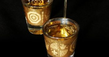 Verdauung anregen mit Alkohol? Schnapsglas