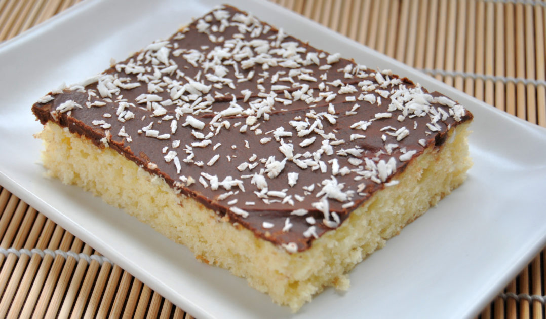 Saftiger Kokoskuchen mit Schokoglasur vom Blech - Die Frische Küche