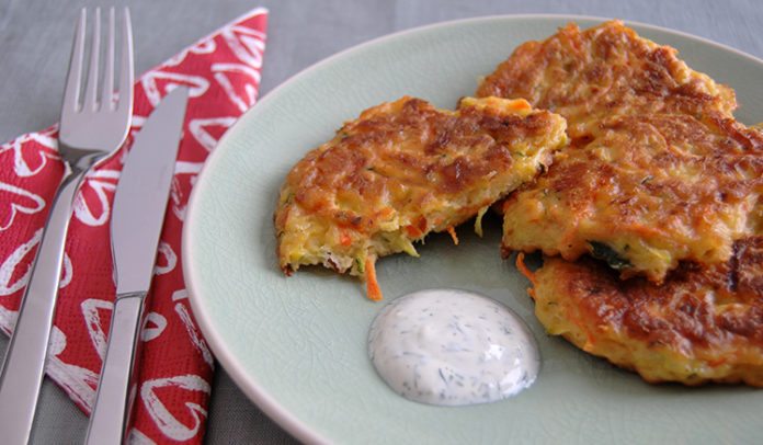 Zucchinipuffer mit Joghurt-Kräuter-Dip Rezept - Die Frische Küche